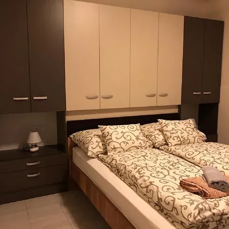 Jacint Apartman Отель *