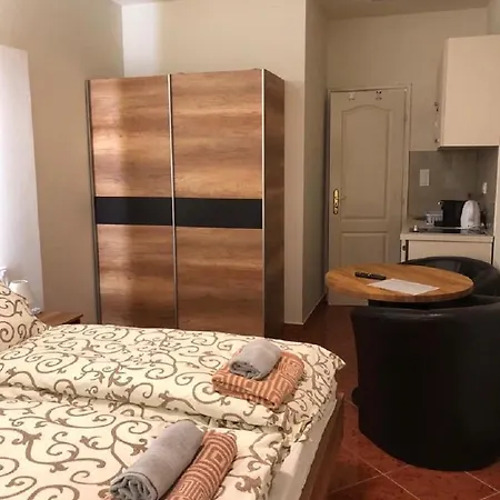 Отель Jacint Apartman *